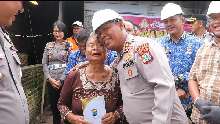 Kapolres Simalungun Gelar Bedah Rumah: Nenek 76 Tahun Sambut Harapan Baru