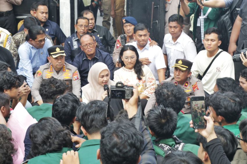Ketua DPRD Sumut Temui Massa Aksi BEM USU, Terima Sembilan Tuntutan