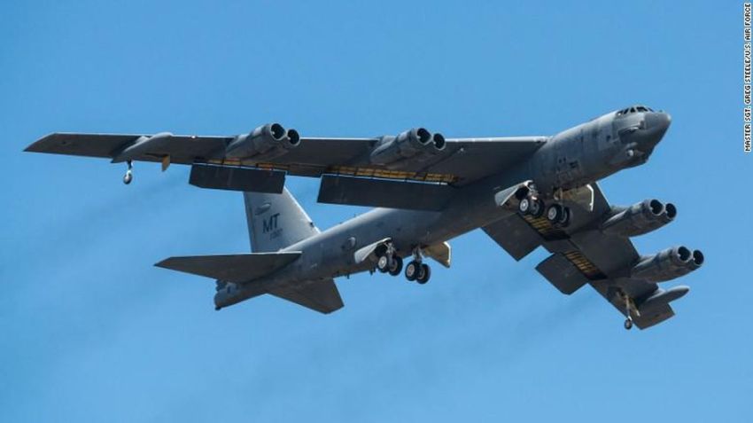 Pesawat Bomber B-52 Amerika Serikat Jatuh Berserak