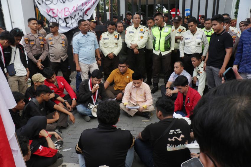 Kepung Lapangan Merdeka, Mahasiswa: Copot Kepala BGN Sumut Hentikan MBG, Lihat Foto-fotonya