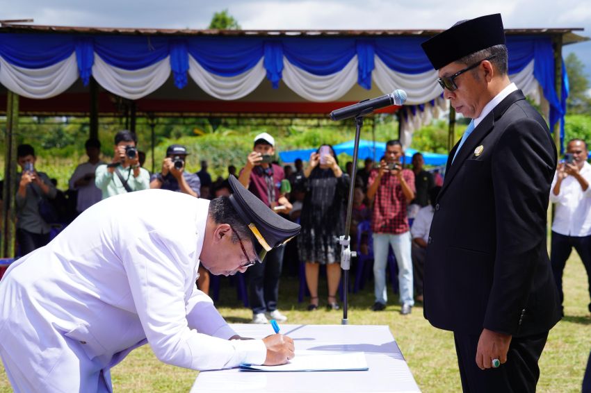 Bupati Taput Lantik 23 Camat dan Lurah di Lingkungan Pemerintahannya