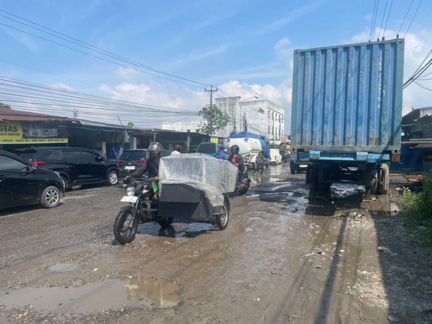 Sudah Banyak Korban, Jalan Veteran Dibiarkan Jadi Kubangan