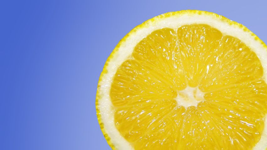 3 Bahaya Minum Air Lemon, Erosi Email Gigi dan Bakalan Bikin Kamu Sering Kencing