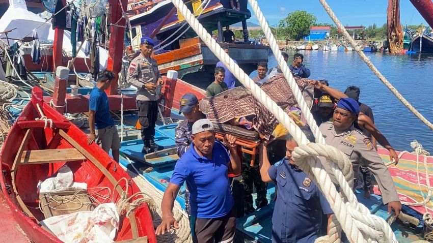 ABK Kapal Motor Emirates Tewas Mendadak Saat Melaut, TNI AL Bantu Lakukan Evakuasi