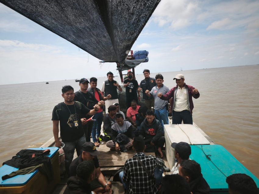 Dibawa Pakai Kapal Kayu, Dicegat di Perairan Bagan Asahan