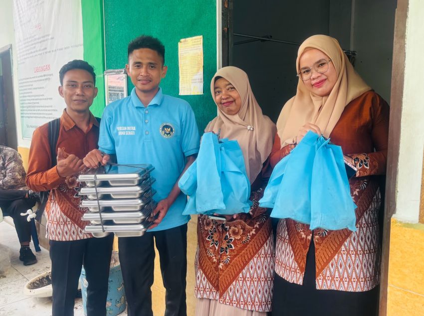 Petugas MBG MAN Tanjungbalai Semangat Distribusikan Makanan Sehat