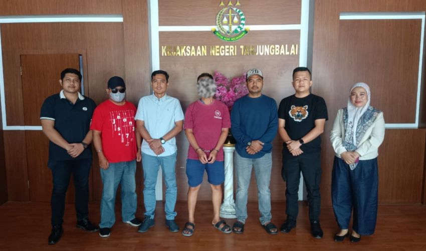 Tim Tabur Kejati Sumut dan Intelijen Kejari Tanjungbalai Amankan A Hock DPO Kasus Penggelapan