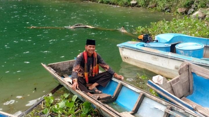 Demi Jadi Penyuluh Agama  Rela Seberangi  Danau Toba