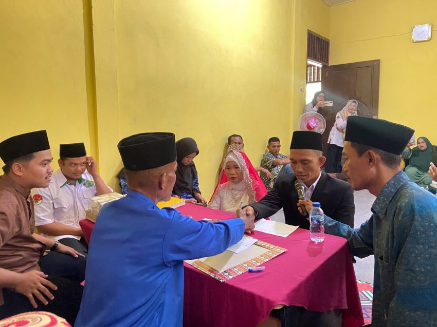 Enam Tahun Menanti Pernikahan, KUA Mandrehe Laksanakan Akad Nikah Perdana