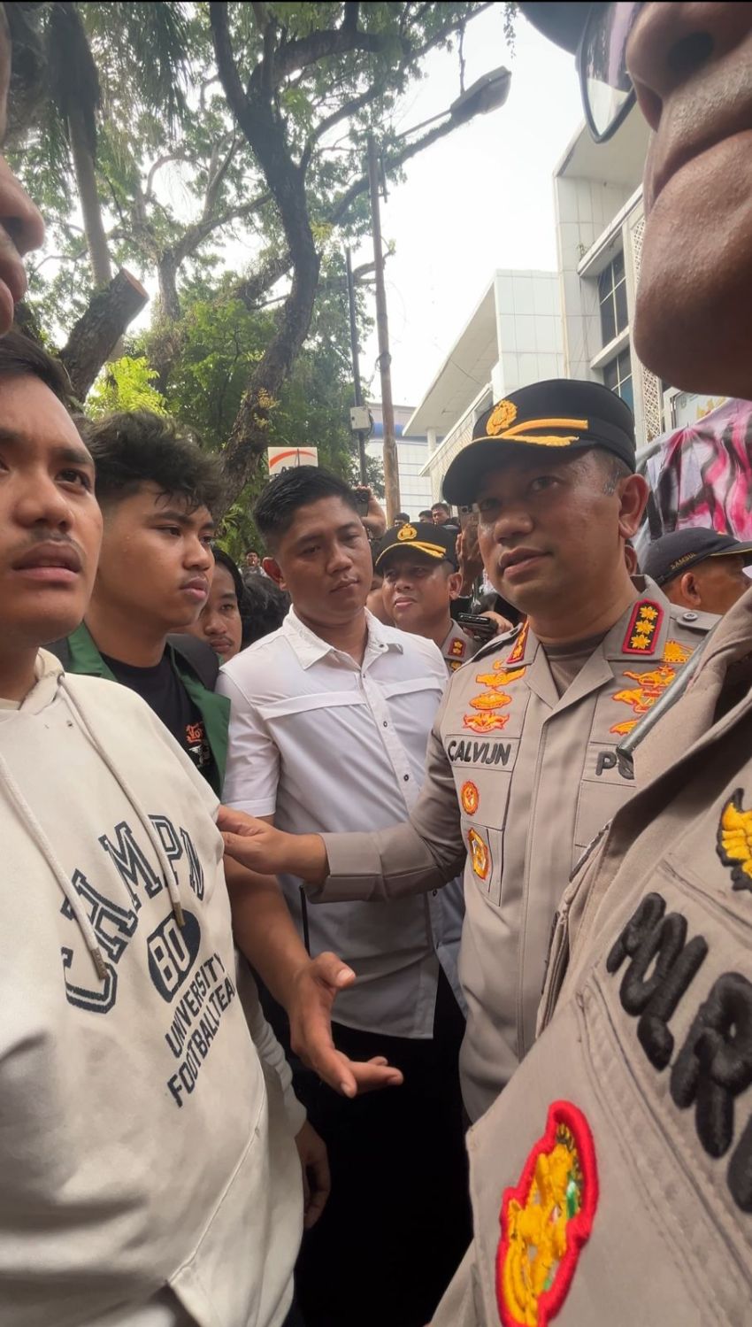 Demo di DPRD Sumut Memanas, Kapolrestabes Medan Turun Tangan Redam Massa: "Saya Berdiri di Sini untuk Kalian"