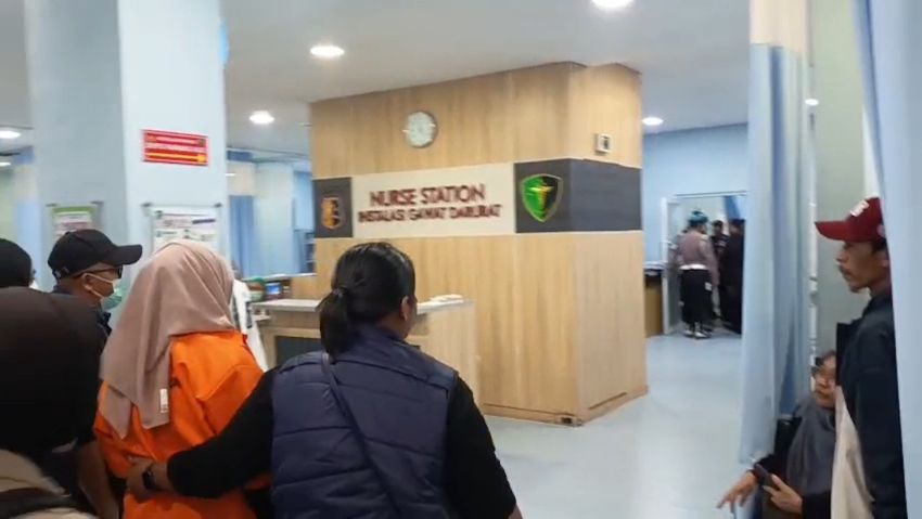 Pakai Baju Tahanan, Dokter Tifa Susul Roy Suryo Jalani Cek Medis