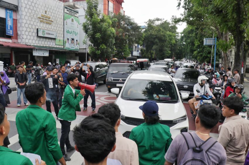 Kepung Lapangan Merdeka, Mahasiswa: Copot Kepala BGN Sumut Hentikan MBG, Lihat Foto-fotonya