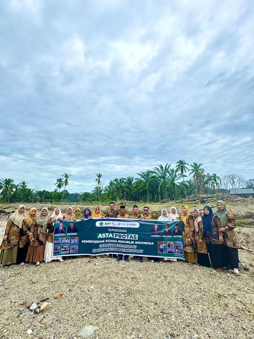 Wujud Peduli Lingkungan, MTsN 3 Tapsel Bersihkan Aliran Sungai Garoga