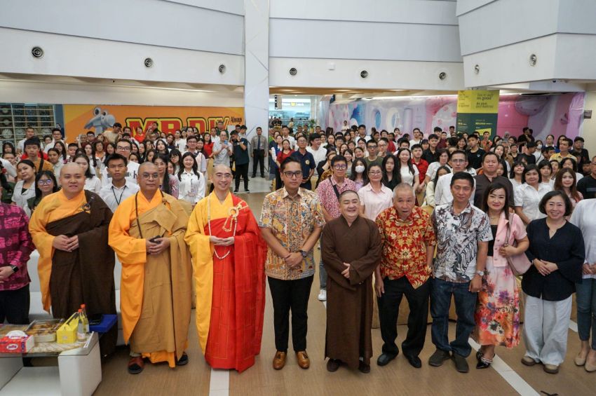 Peringati Hari Tri Suci Waisak, Wali Kota Medan Ajak Umat Buddha Pancarkan Cahaya Kebaikan