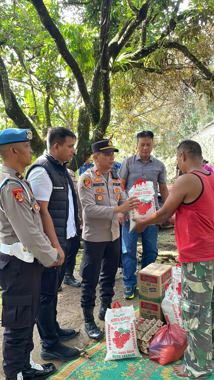 Wujud Kepedulian Polri, Kapolsek Salapian Salurkan Bantuan kepada Korban Kebakaran