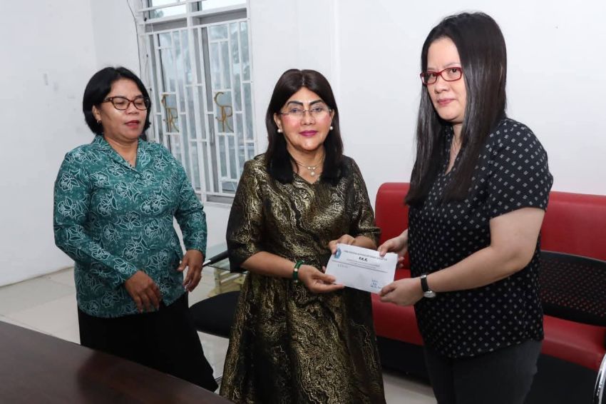 Ketua TP PKK Ny Liswati Serahkan Tali Asih ke Kader Terdampak Kebakaran Pasar Dwikora