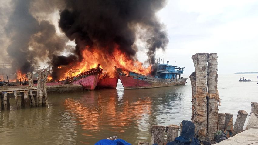 4 Kapal Ikan Sedang Sandar Terbakar di Belawan