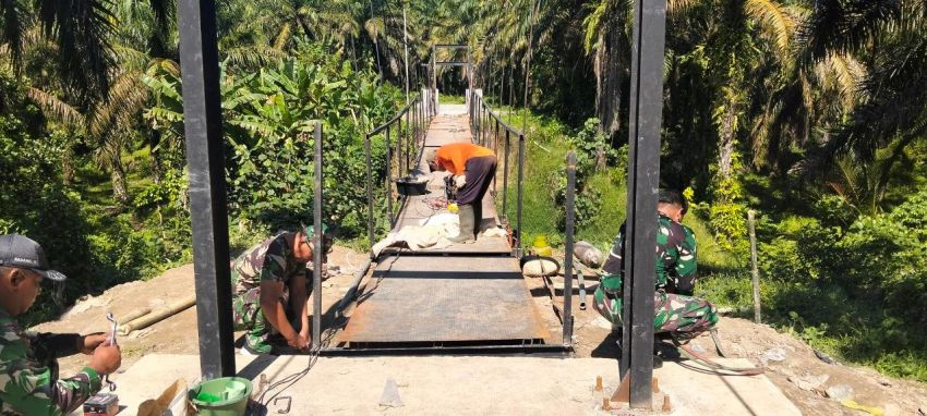 Kodim 0203/Langkat Rampungkan Pembangunan Jembatan Gantung Antarlingkungan di Kelurahan Bela Rakyat