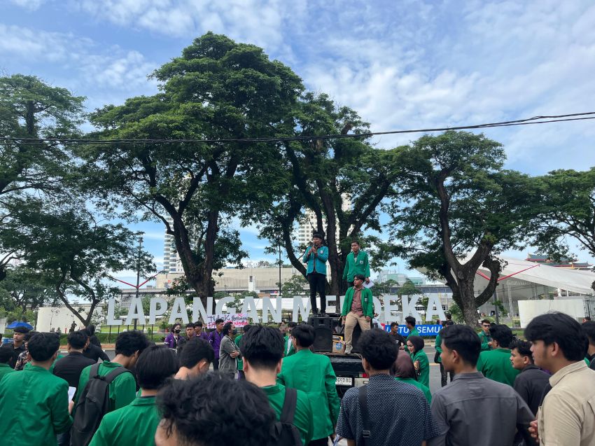 Ratusan Mahasiswa Kepung Lapangan Merdeka Medan, Tuntut Kepala BGN Sumut Dicopot dan Hentikan MBG