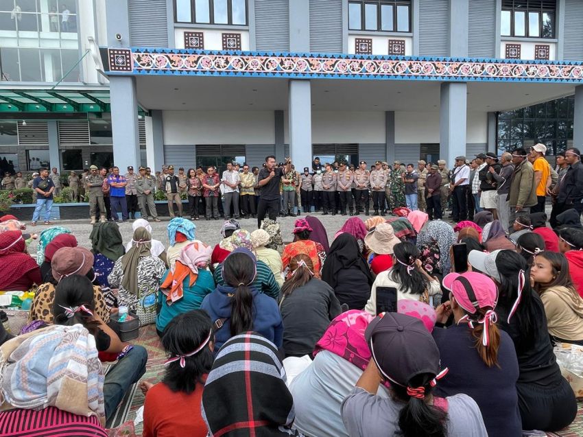 Warga Desa Semangat Gunung dan Doulu Geruduk Kantor Bupati, Desak SK Baru Retribusi Air Panas Segera Dicabut