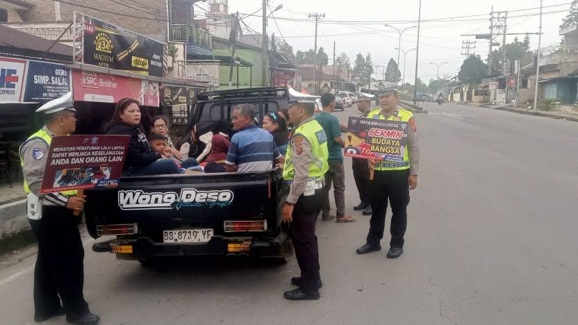 'Polantas Menyapa' Polres Dairi Edukasi Pengemudi Mobil Pick Up dan Pengguna Jalan