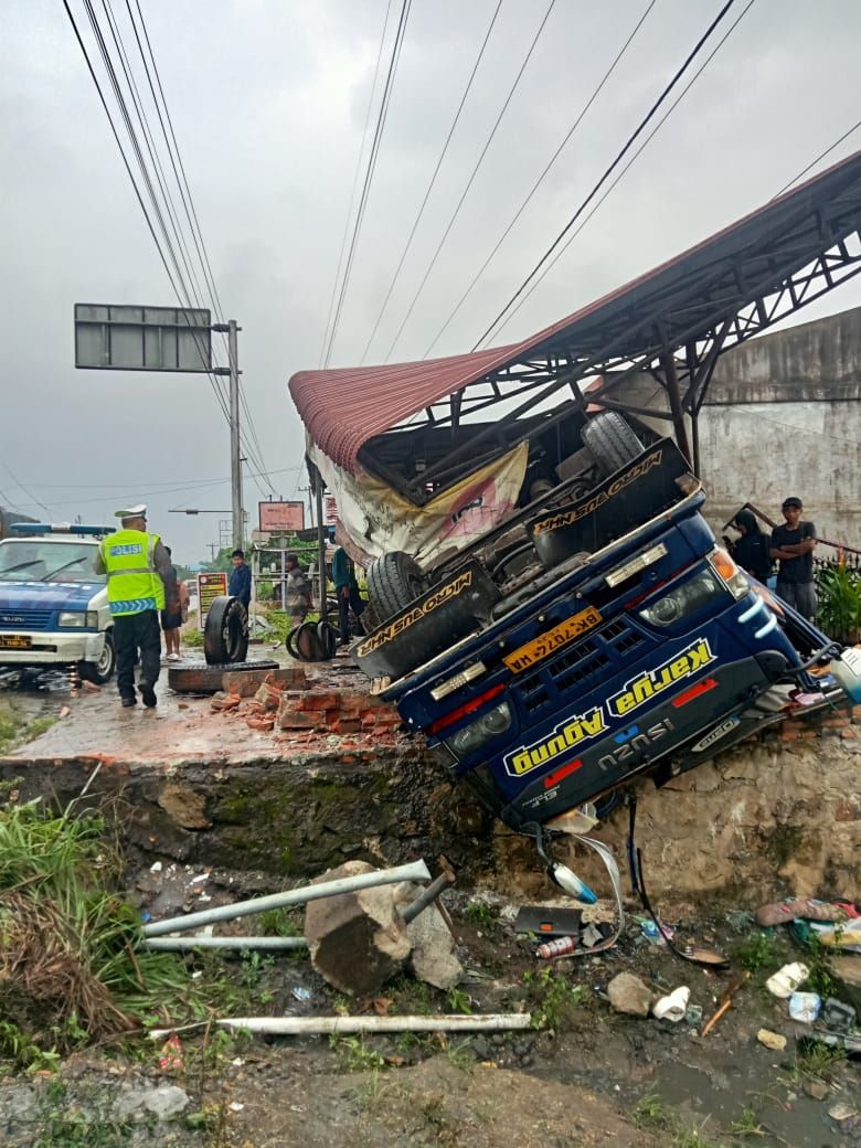 Bus Karya Agung Tabrak Tembok di Jalinsum Asahan, 9 Orang Luka-luka, Lihat Identitasnya