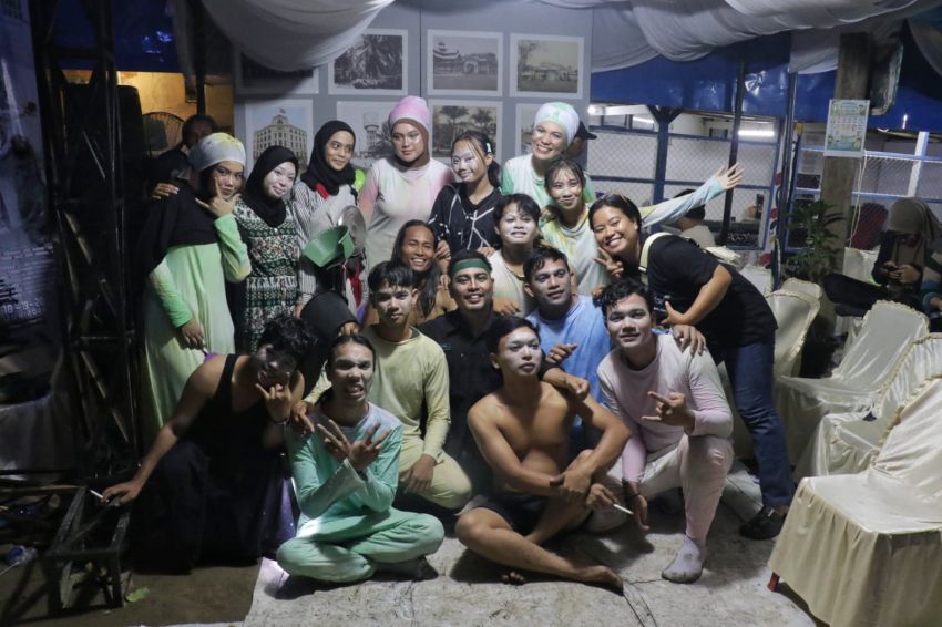 Seniman Teater Hafiz Taadi Gelar Panggung di Aliran Sungai Deli