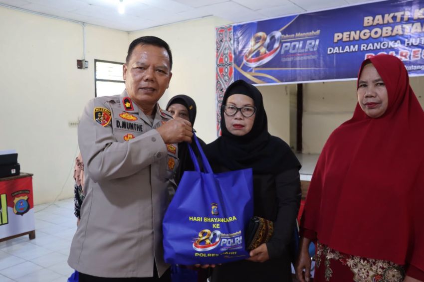 Polres Dairi Gelar Bakti Kesehatan Gratis, Salurkan Paket Sembako untuk Masyarakat