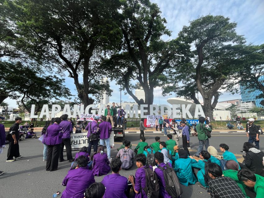 Ratusan Mahasiswa Kepung Lapangan Merdeka Medan, Tuntut Kepala BGN Sumut Dicopot dan Stop MBG