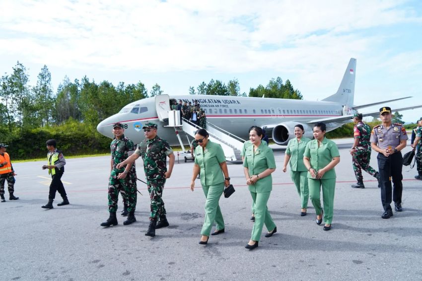 Pangdam I/BB Sambut Kasad Maruli Simanjuntak dan Ketua Umum Persit KCK di Bandara DTB Silangit