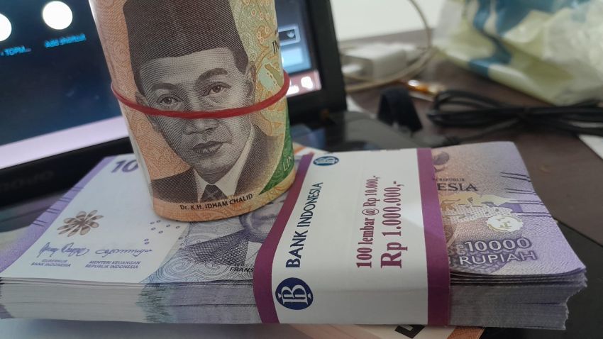 Duh! Nilai Tukar Rupiah Tembus Rp18.000 per Dolar AS