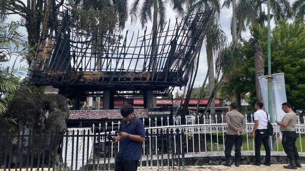 Rumah Adat di Monumen Sisingamangaraja XII Depan Polsek Medan Kota Hangus Terbakar
