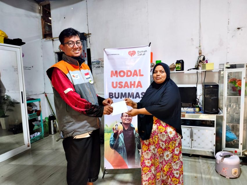 Tukang Kue Basah Keliling di Desa Suka Maju dapat Bantuan Modal dari Rumah Zakat