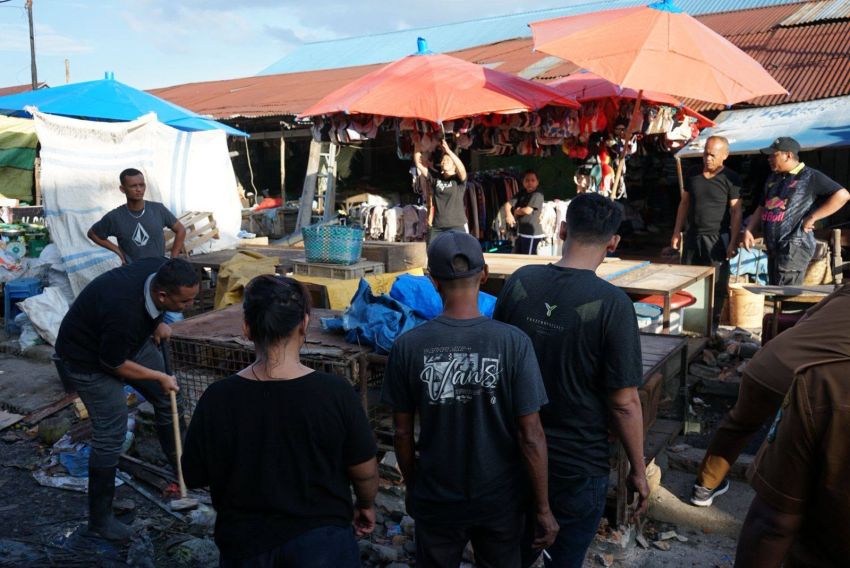 Bangunan Semi Permanen Milik Pedagang di Pasar Dwikora Dibongkar Paksa