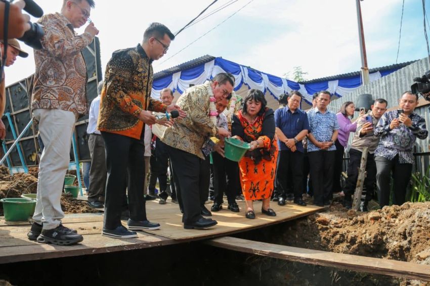 Wali Kota Wesly Beri Bantuan Pribadi 500 Sak Semen