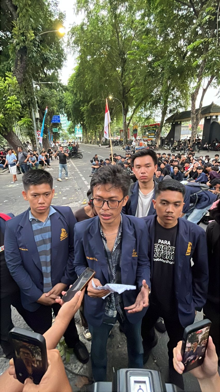 Massa Mahasiswa Nomensen Kecam Kehadiran Rektor di Gedung Dewan