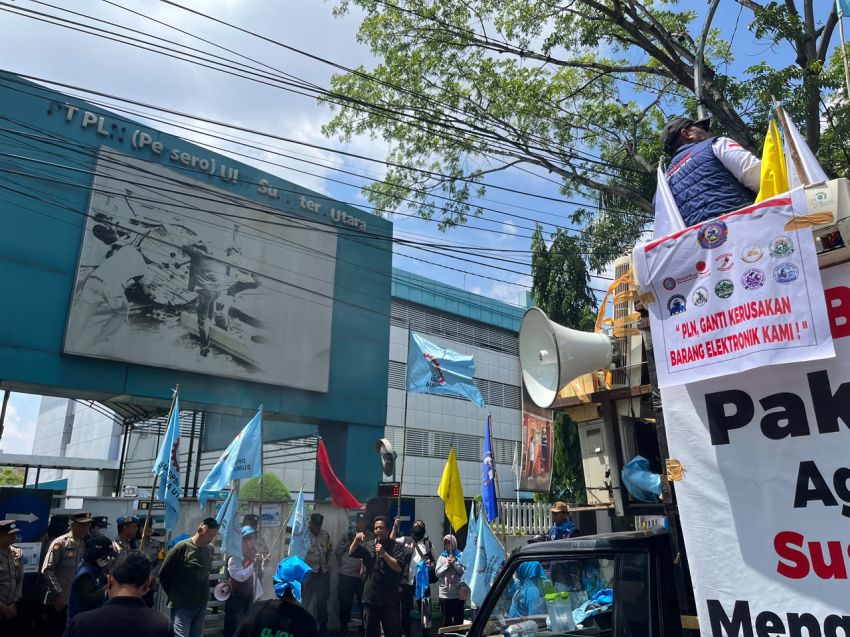 Protes Blackout, Kantor PLN Sumut Digeruduk Massa, Minta Bayar Ganti Rugi!