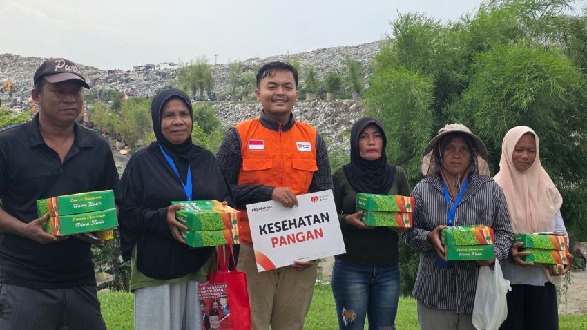 Aksi Nyata Rumah Zakat, Salurkan Bantuan Kesehatan Pangan untuk Pemulung di TPA Terjun Medan