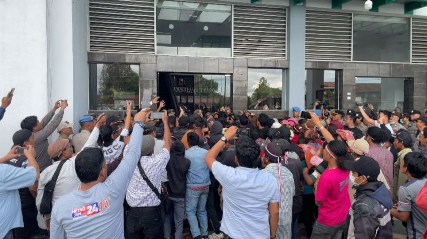 Demo Warga Desa Doulu dan Semangat Gunung Memanas, Massa Terobos Barikade Ingin Temui Wakil Bupati Karo