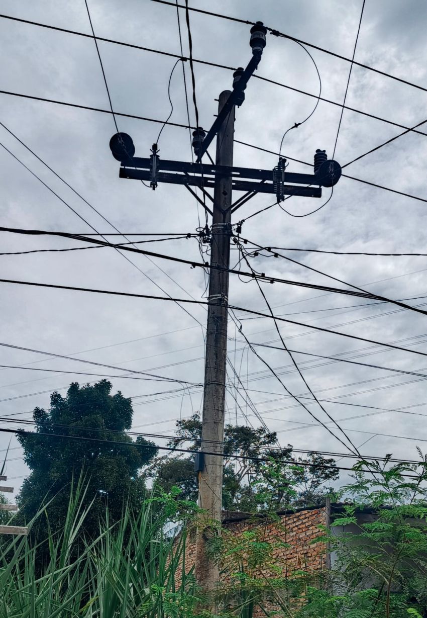 PLN ULP Labuhan Bilik Diminta Bersihkan Kabel Sembrawut yang Nempel di Tiang Listrik