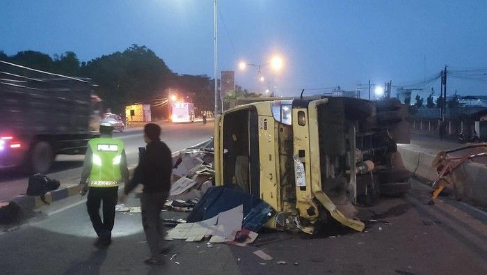 Beserak! Truk Muatan Karton Terbalik di Fly Over Amplas