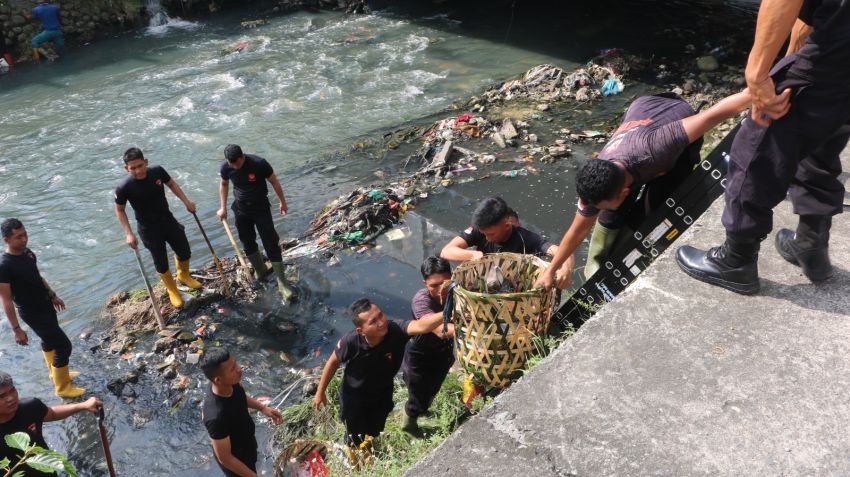 Brimob Polda Sumut dan Warga Bersatu Bersihkan Sungai dalam Gerakan Indonesia Asri
