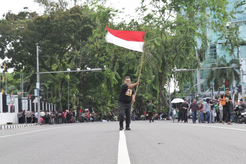 Kepung Lapangan Merdeka, Mahasiswa: Copot Kepala BGN Sumut Hentikan MBG, Lihat Foto-fotonya