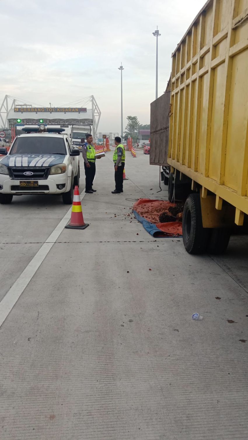 Brakkk...Truk Hantam Truk Lagi Parkir di Jalan Tol Asahan, 3 Luka Serius
