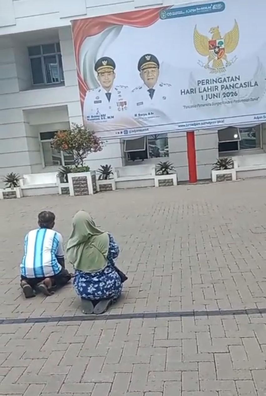 Anak Ditikam, Orang Tua Bersujud di Kantor Gubernur Sumut: Tagihan Rumah Sakit Tembus Ratusan Juta, Dinkes Buka Fakta di Baliknya.