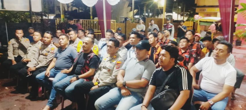 Jalin Kedekatan Dengan Masyarakat, Polsek Medan Kota Nobar Pertandingan Piala Dunia 2026