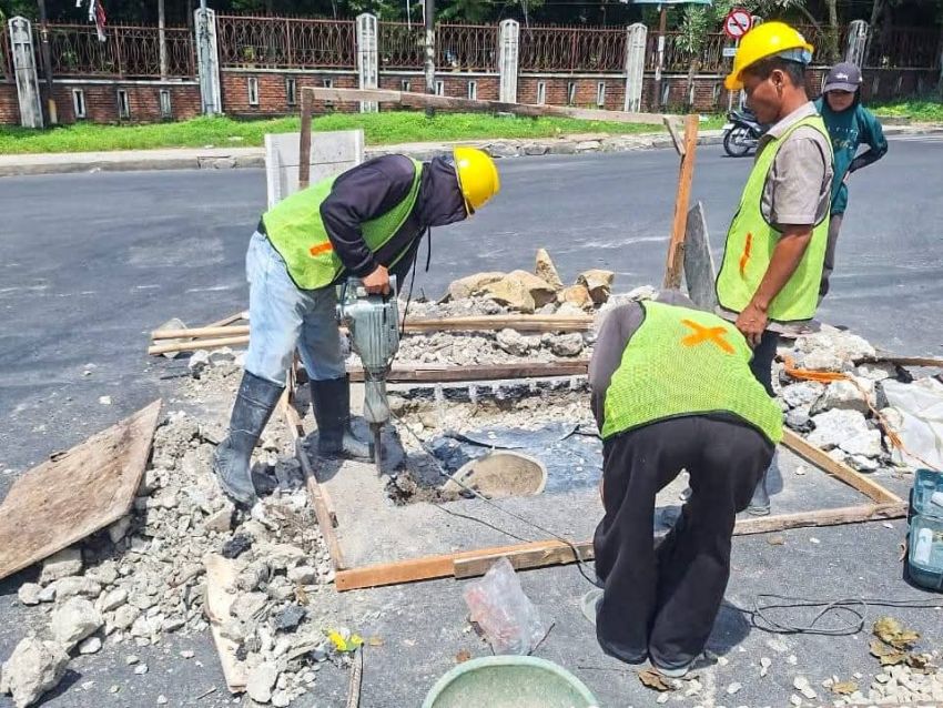 Pemko Pematangsiantar Perbaiki Jalan Berlubang di Simpang Jalan S Parman dan Jalan Sangnaualuh
