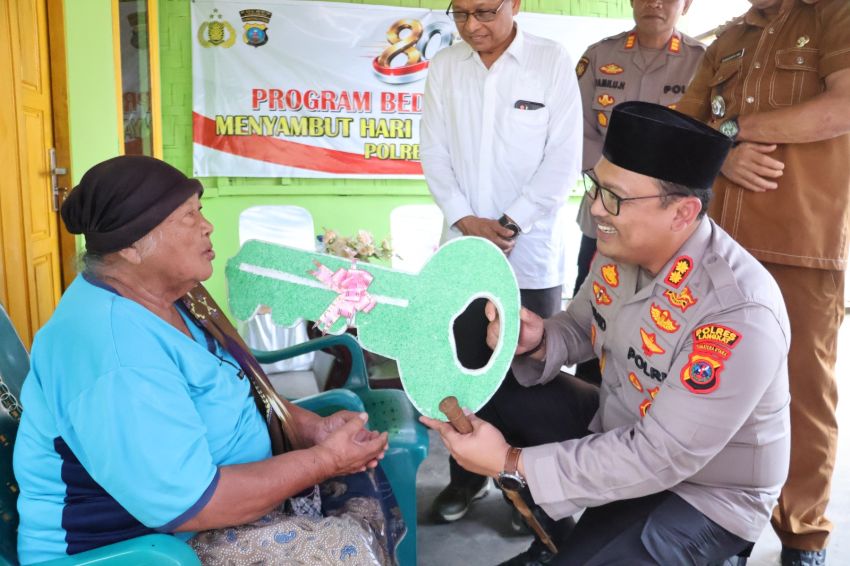 Kapolres Langkat Serahkan Kunci Rumah Hasil Bedah Rumah kepada Ibu Ginah