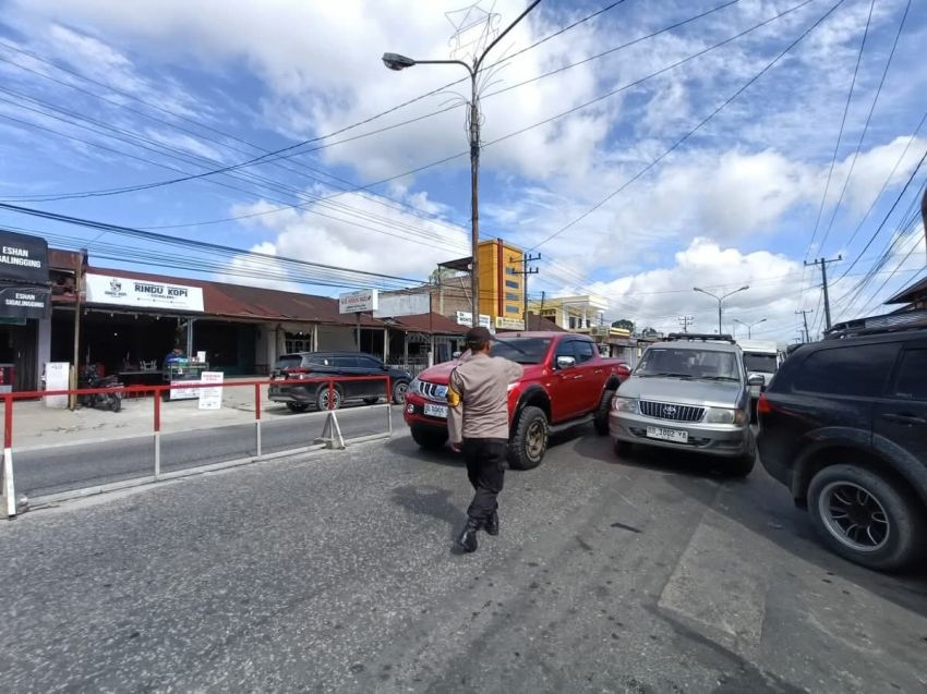 Personel Sat Binmas Polres Dairi Atur Lalin di Depan SPBU Simamora, Biar tak Macet