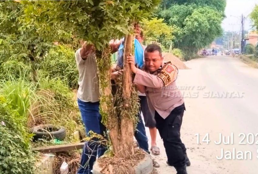 Jalin Kemitraan, Bhabinkamtibmas Polsek Siantar Martoba Gotong Royong di Blok II Jalan Sibatu batu